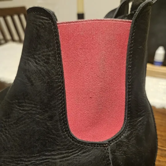 Fanyl Robin &amp; Free People Distressed Women's Black and Red Chelsea Boots Size 9