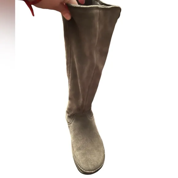 FIT FLOP SUEDE LOW WEDGE BOOTS