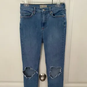 Free People Skinny High Rise Distressed Busted Knee Jeans Size 28