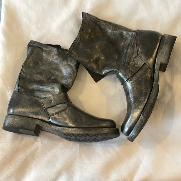 FRYE GUNMETAL AND SILVER MOTO LEATHER BOOTS.   NEW IN BOX