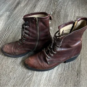 Frye size 6 1/2  Carson boot
