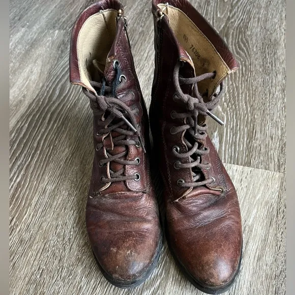 Frye size 6 1/2  Carson boot