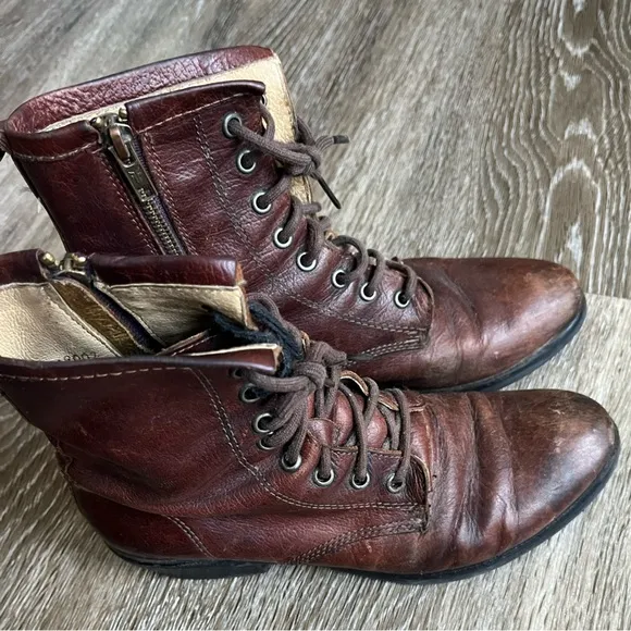 Frye size 6 1/2  Carson boot