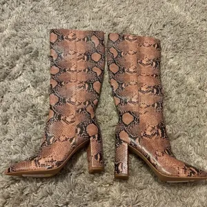 Gianni Bini Women's Snake Print Block Heel Knee High Boots Sz 7.5, Pink &amp; Black