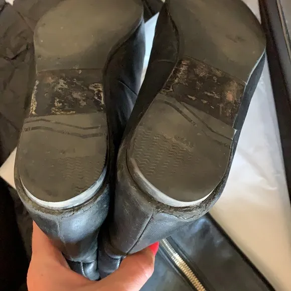 Gucci boots in black leather gold zipper size 7.5