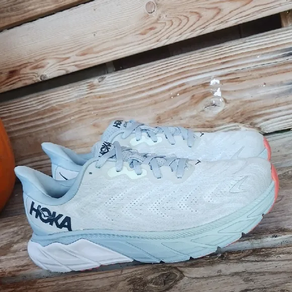 Hoka Arahi 6  Light Gray and Blue Running Shoes