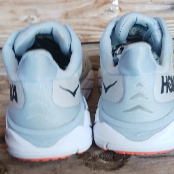 Hoka Arahi 6  Light Gray and Blue Running Shoes
