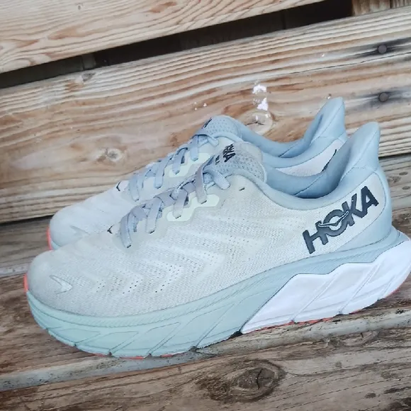 Hoka Arahi 6  Light Gray and Blue Running Shoes