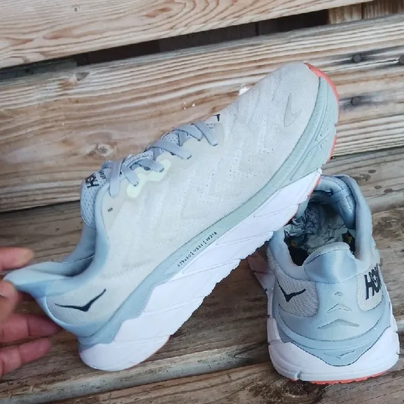 Hoka Arahi 6  Light Gray and Blue Running Shoes
