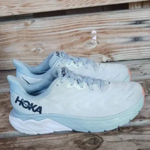 Hoka Arahi 6  Light Gray and Blue Running Shoes