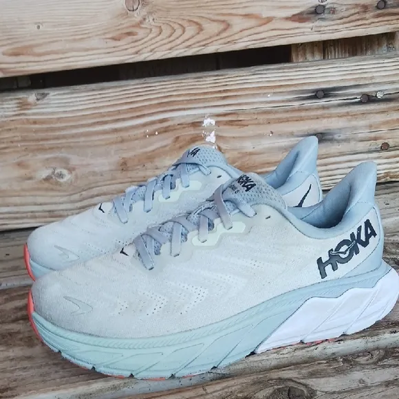 Hoka Arahi 6  Light Gray and Blue Running Shoes