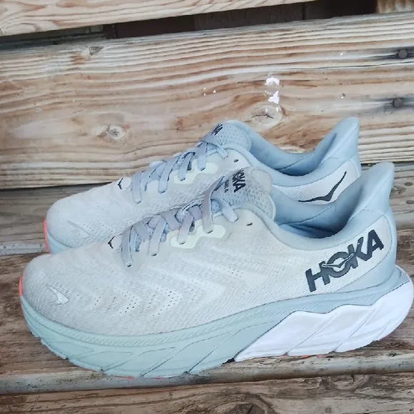 Hoka Arahi 6  Light Gray and Blue Running Shoes