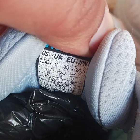 Hoka Arahi 6  Light Gray and Blue Running Shoes