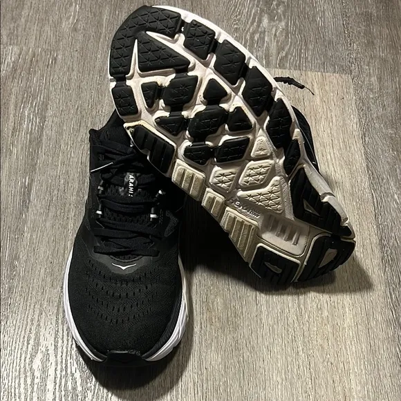 Hoka One One Arahi 5 Black and White Athletic Shoes