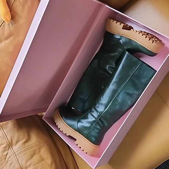 Intentionally leather boots