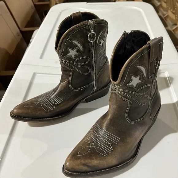 JEFFREY CAMPBELL SUEDE WESTERN MOON STARS LOW BOOTS BOOTIES SIZE 37 EUC