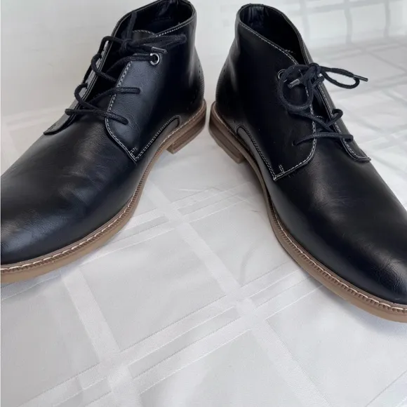 JF J.Ferrar Black Chukka Boots with Smooth Leather and Minimalist Design