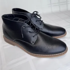 JF J.Ferrar Black Chukka Boots with Smooth Leather and Minimalist Design