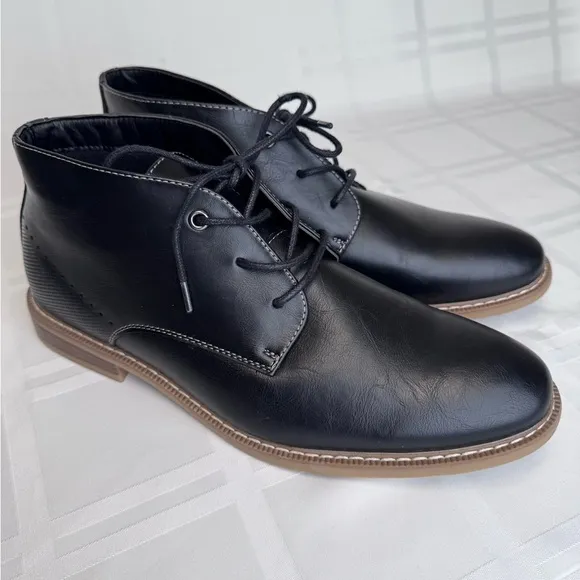 JF J.Ferrar Black Chukka Boots with Smooth Leather and Minimalist Design