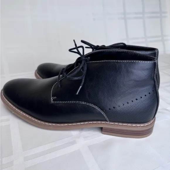 JF J.Ferrar Black Chukka Boots with Smooth Leather and Minimalist Design