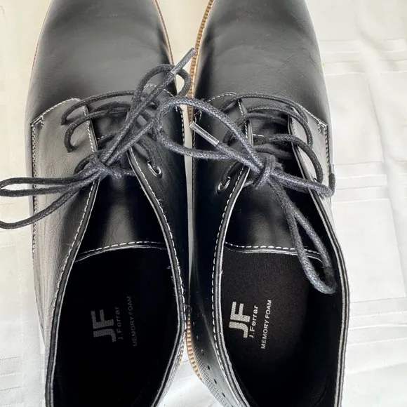 JF J.Ferrar Black Chukka Boots with Smooth Leather and Minimalist Design