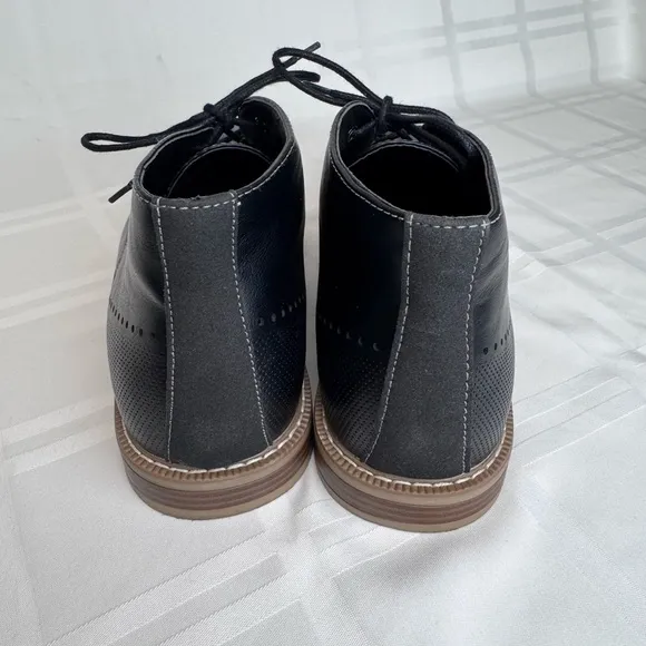 JF J.Ferrar Black Chukka Boots with Smooth Leather and Minimalist Design