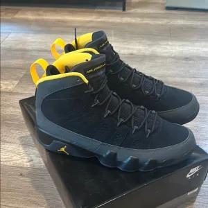 Jordan Retro 9 Men's Black and Yellow Sneakers