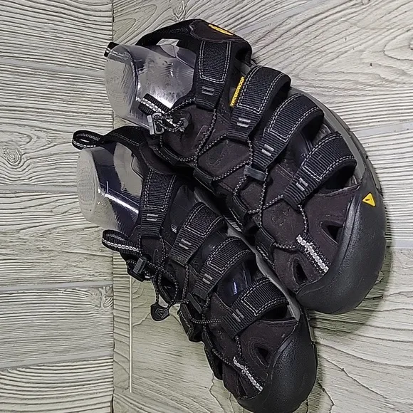 Keen Clearwater CNX Closed Toe Black Hiking Sandals Mens Size 11.5