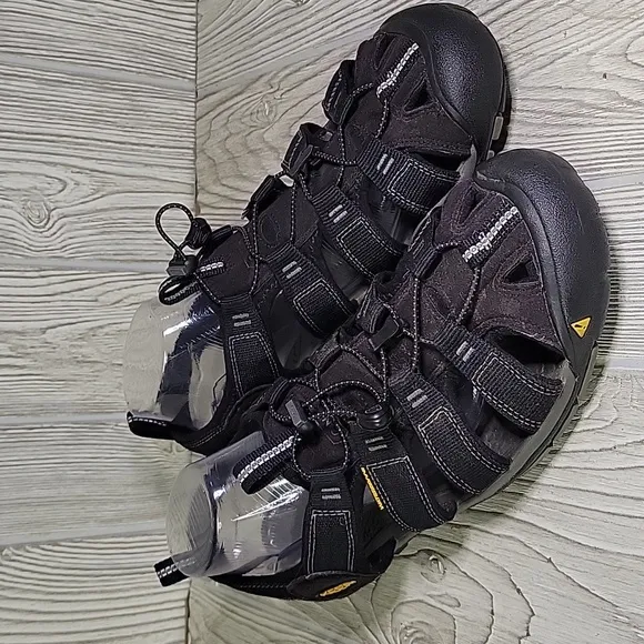Keen Clearwater CNX Closed Toe Black Hiking Sandals Mens Size 11.5