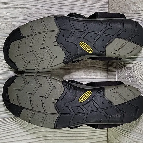Keen Clearwater CNX Closed Toe Black Hiking Sandals Mens Size 11.5