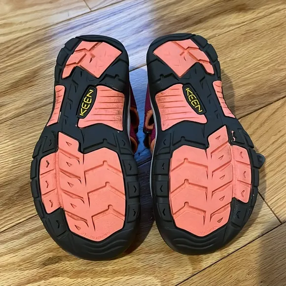 KEEN girls Newport Hiking Water sandals Sz 3