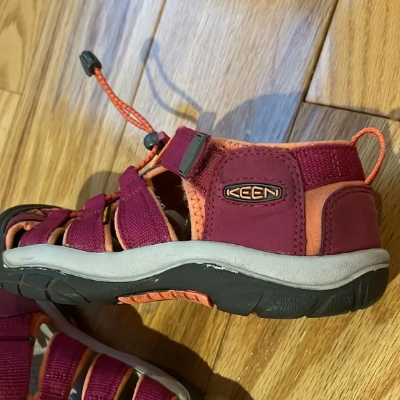 KEEN girls Newport Hiking Water sandals Sz 3