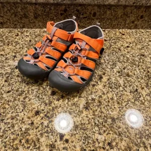 Keen Newport Sandals Men's Boy’s size 6 Orange Water Sport Hiking