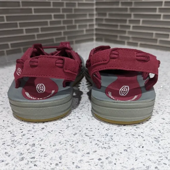 KEEN Uneek Unique Dark red Bungee Cord Fisherman Hiking Sandals Women's Size 7.5