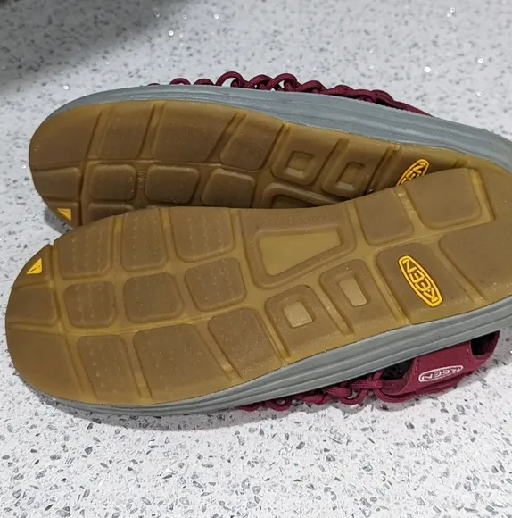 KEEN Uneek Unique Dark red Bungee Cord Fisherman Hiking Sandals Women's Size 7.5