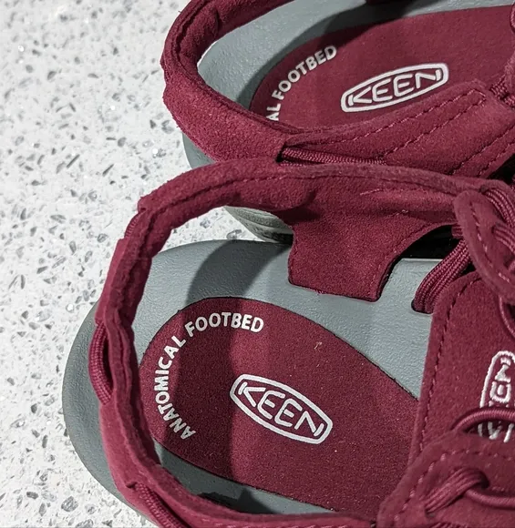 KEEN Uneek Unique Dark red Bungee Cord Fisherman Hiking Sandals Women's Size 7.5