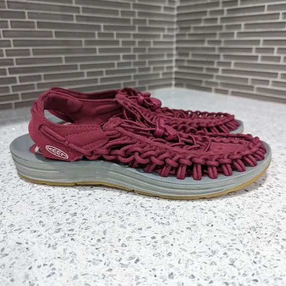 KEEN Uneek Unique Dark red Bungee Cord Fisherman Hiking Sandals Women's Size 7.5