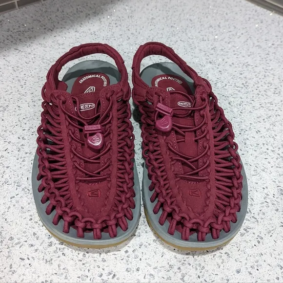 KEEN Uneek Unique Dark red Bungee Cord Fisherman Hiking Sandals Women's Size 7.5
