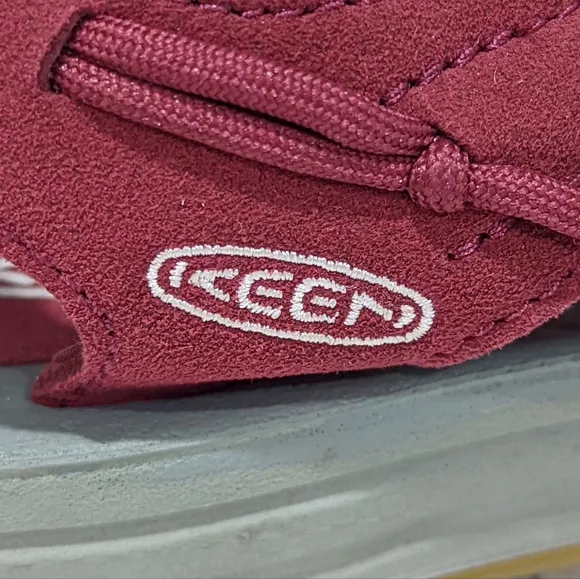 KEEN Uneek Unique Dark red Bungee Cord Fisherman Hiking Sandals Women's Size 7.5