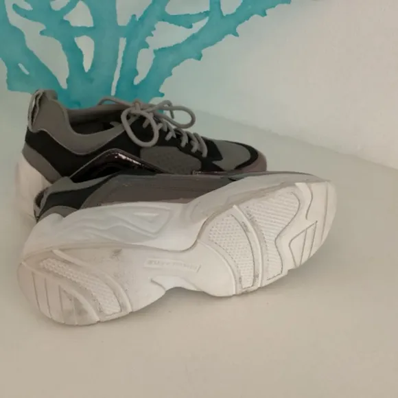 KENDALL   KYLIE Women's Fashion Tennis Shoes Gray SneakersSize 7Cute!! NEW