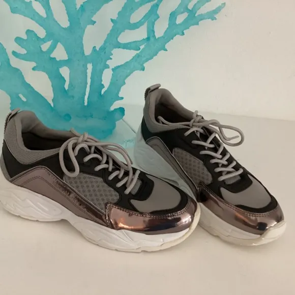 KENDALL   KYLIE Women's Fashion Tennis Shoes Gray SneakersSize 7Cute!! NEW