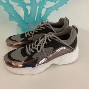 KENDALL   KYLIE Women's Fashion Tennis Shoes Gray SneakersSize 7Cute!! NEW