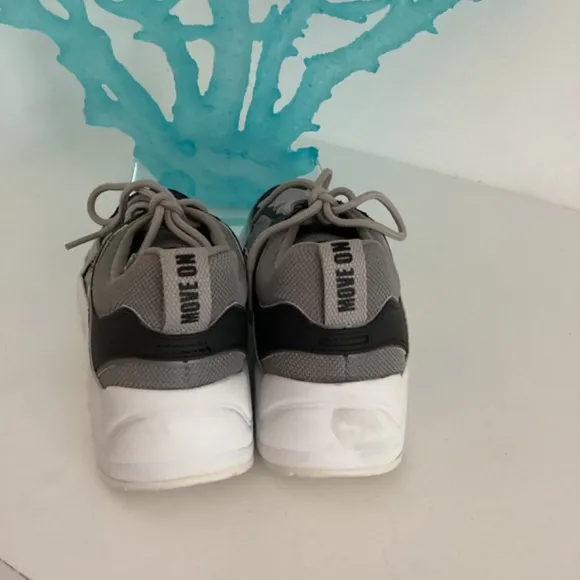 KENDALL   KYLIE Women's Fashion Tennis Shoes Gray SneakersSize 7Cute!! NEW