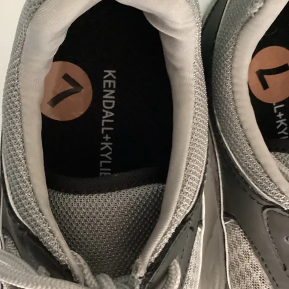 KENDALL   KYLIE Women's Fashion Tennis Shoes Gray SneakersSize 7Cute!! NEW