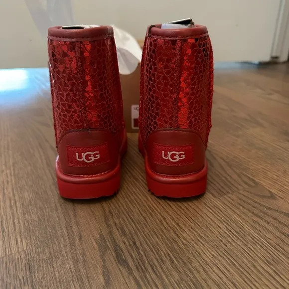 Kids UGGs Classic II Gel Heart Boot