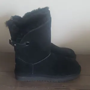 KOOLABURRA BY UGG Womens REMLEY 1105792 Black Suede Buckle Boots Size 6