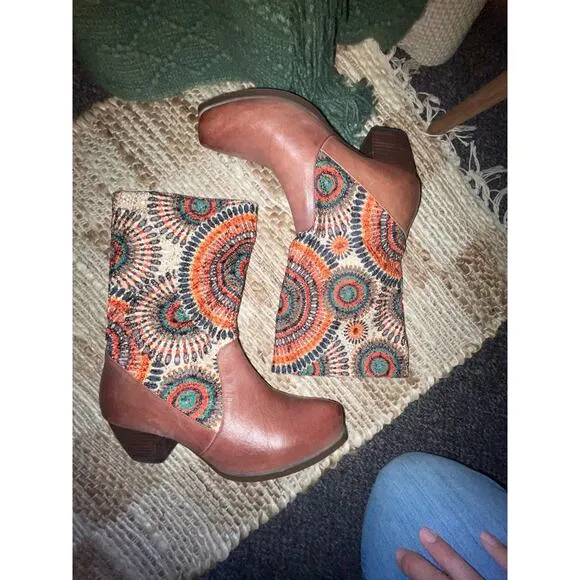 L'ARTISTE  Boot US Size | 7.5 Beautiful Patterned  Boho / Western Style Brown