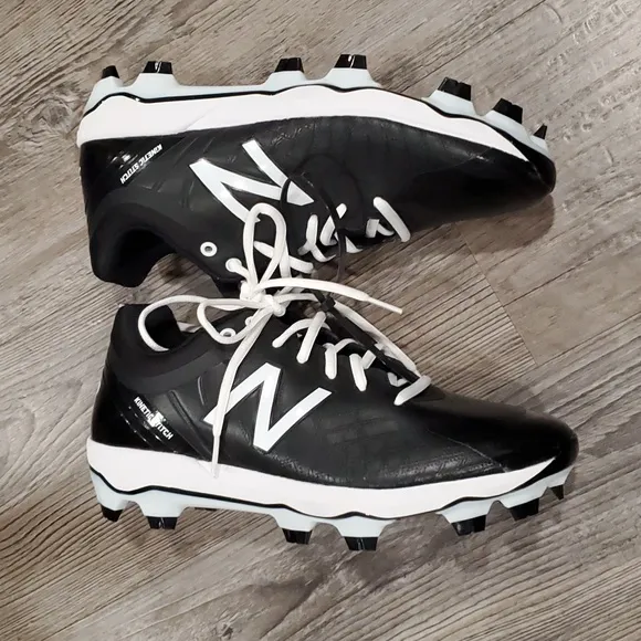LAST PAIR New Balance Men's 4040 V5 TPU Molded Baseball Shoe, Black/White
