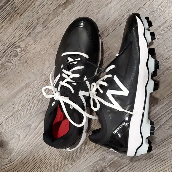 LAST PAIR New Balance Men's 4040 V5 TPU Molded Baseball Shoe, Black/White