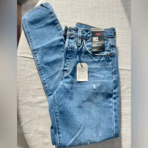 Levi’s 501 Skinny Jeans Women’s 25x30 NWT Distressed Button Fly High Rise